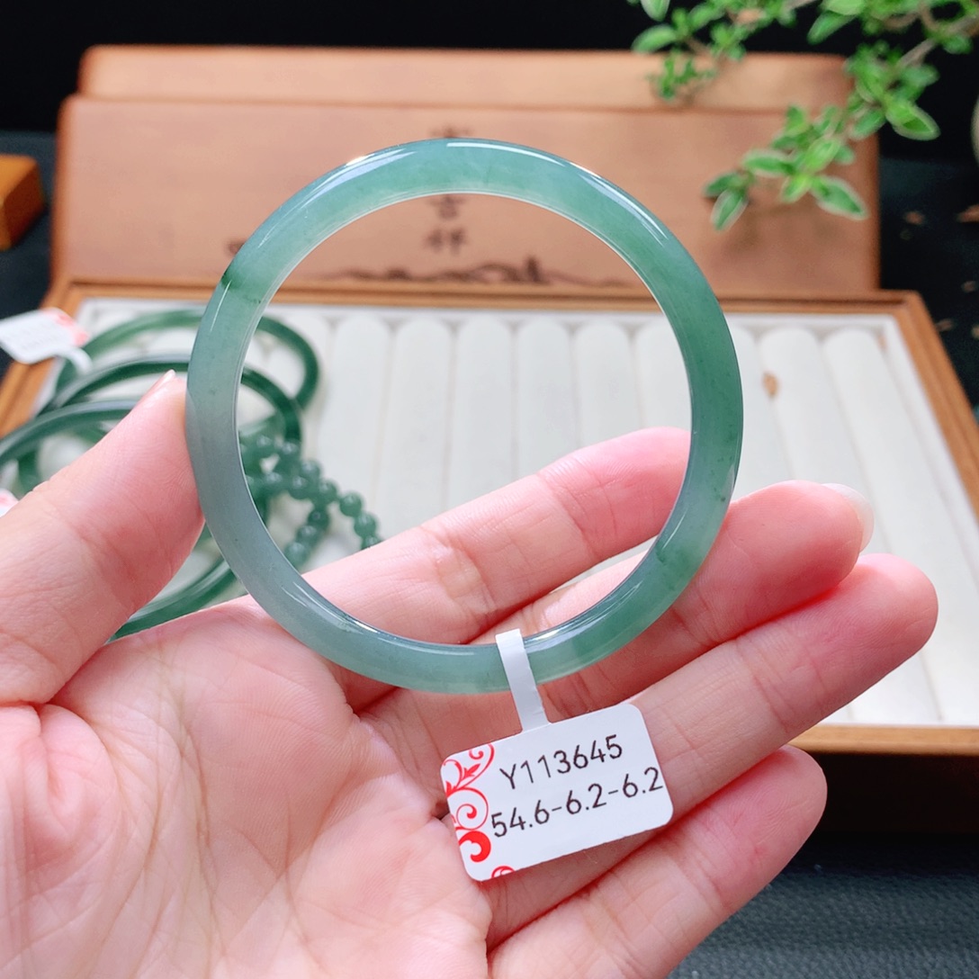 翡翠未镶嵌手镯（圆镯）