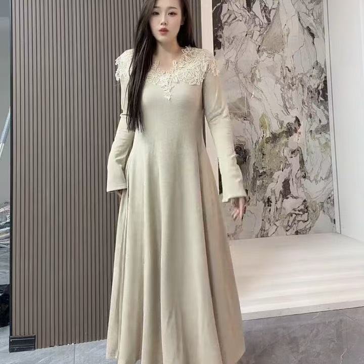 大码连衣裙温柔风保暖款式蕾丝时尚中长款冬季V领气质