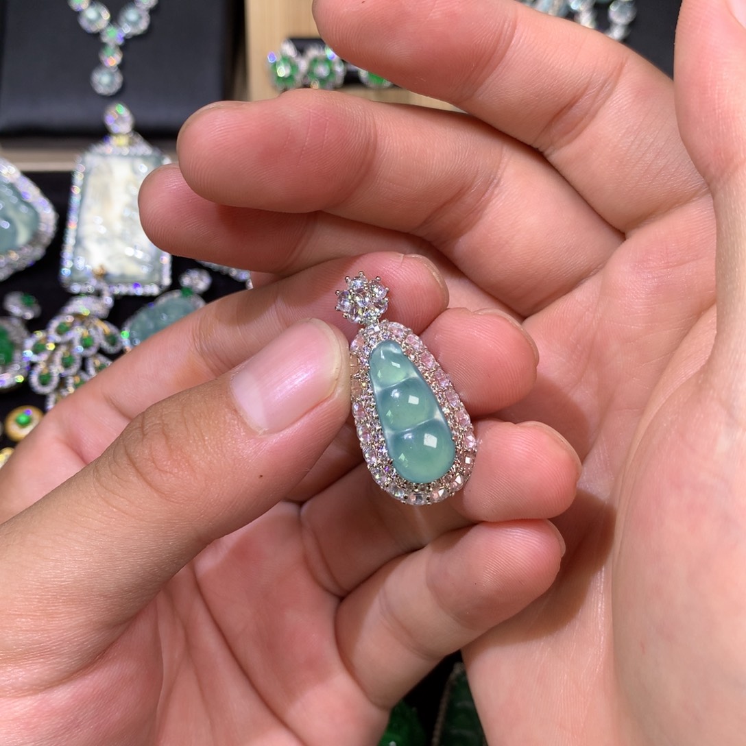 翡翠未镶嵌吊坠(赠链)