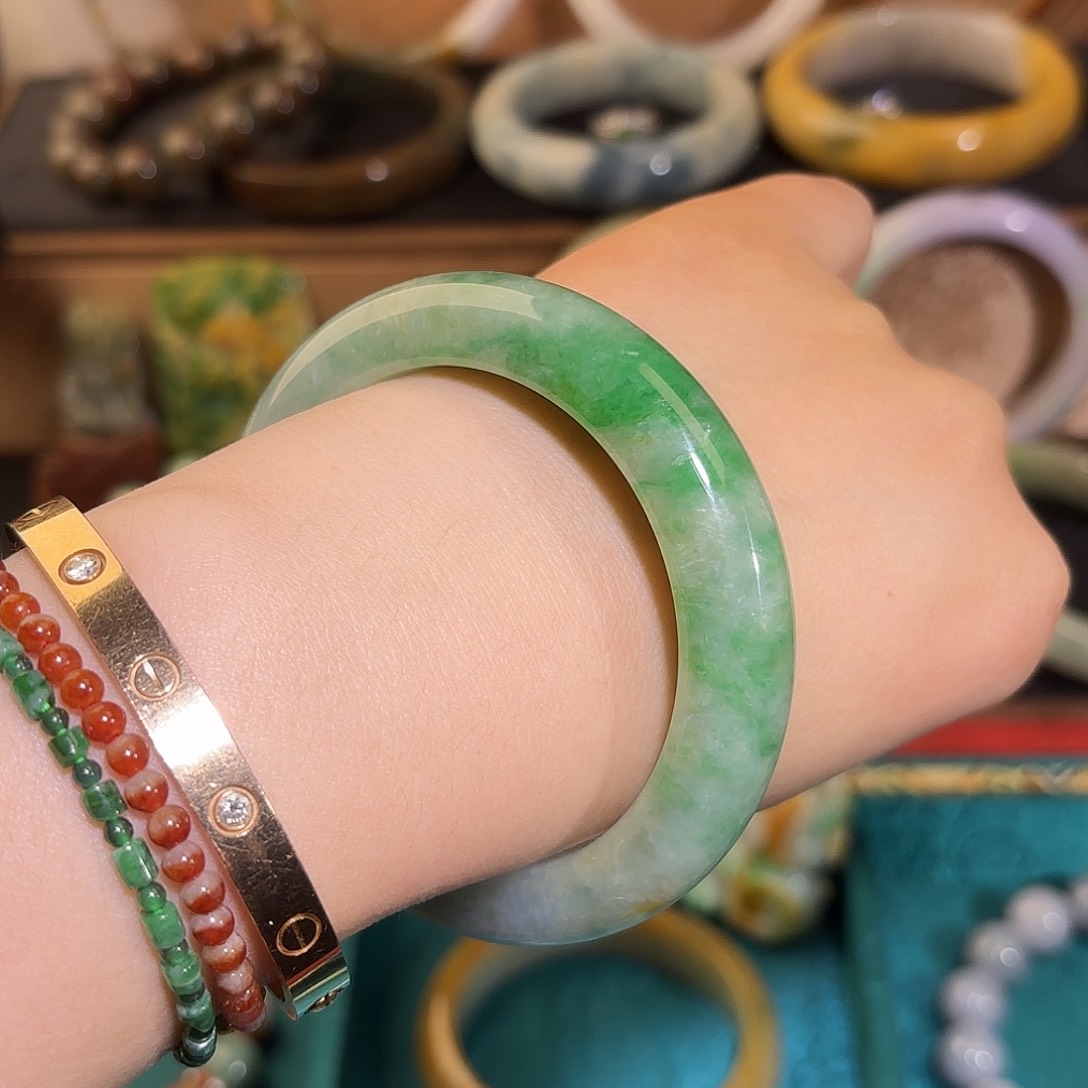 翡翠手镯未镶嵌黄阳绿