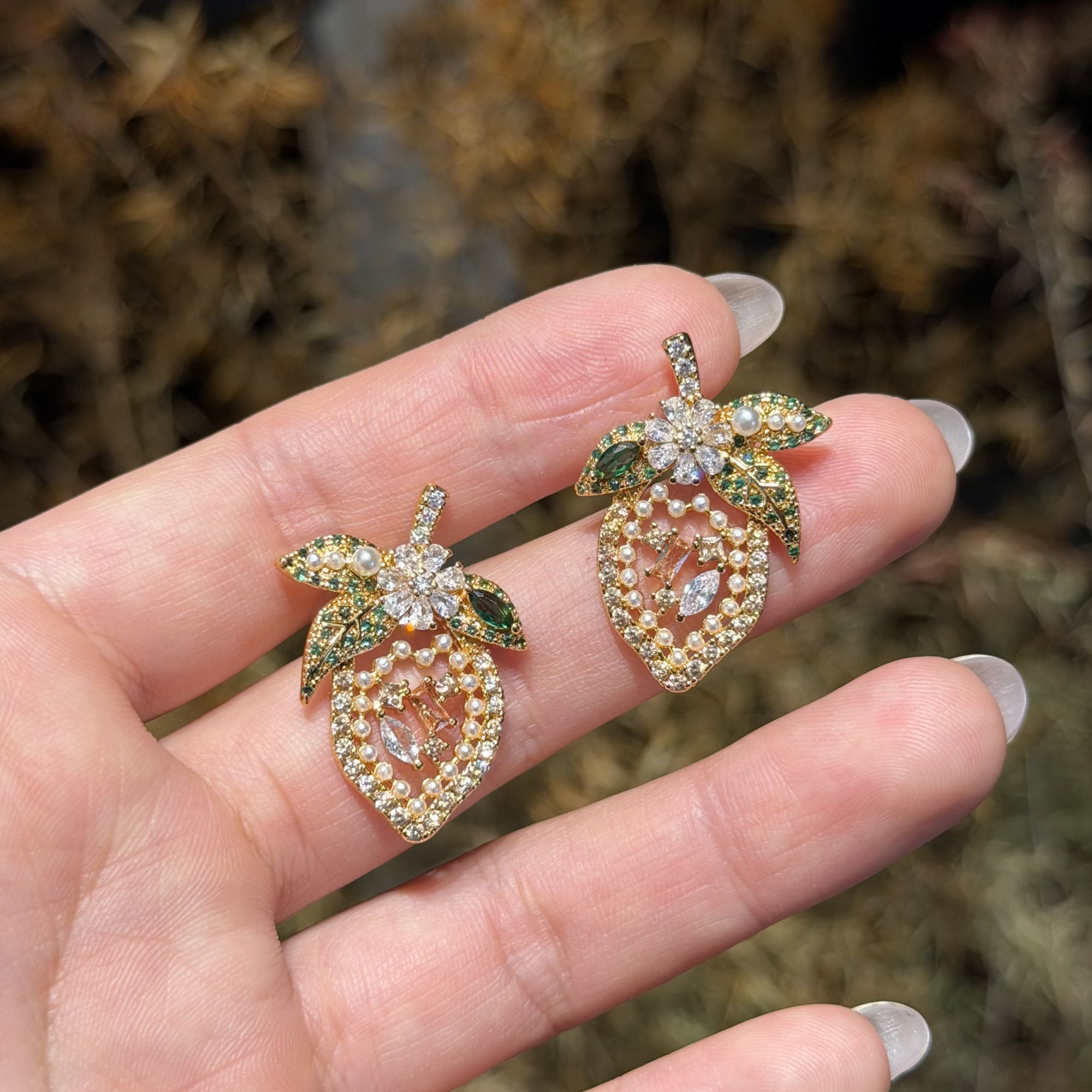 铜合金锆石耳饰 复古百搭镶嵌气质草莓耳饰