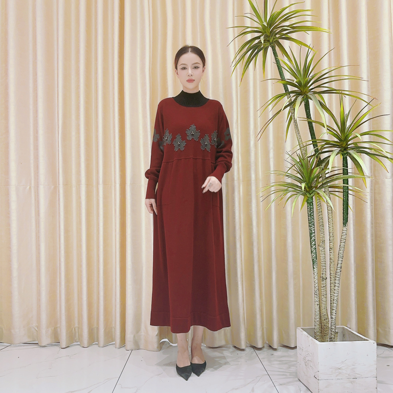 9850勃艮第红蝴蝶兰钉珠设计款气质秋冬长款轻奢针织连衣裙时尚