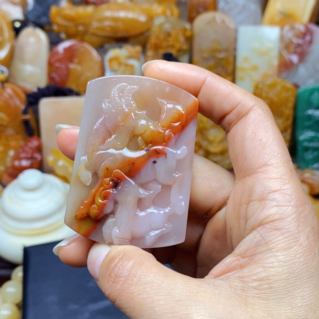 石英质玉（黄龙玉）颈饰未镶嵌