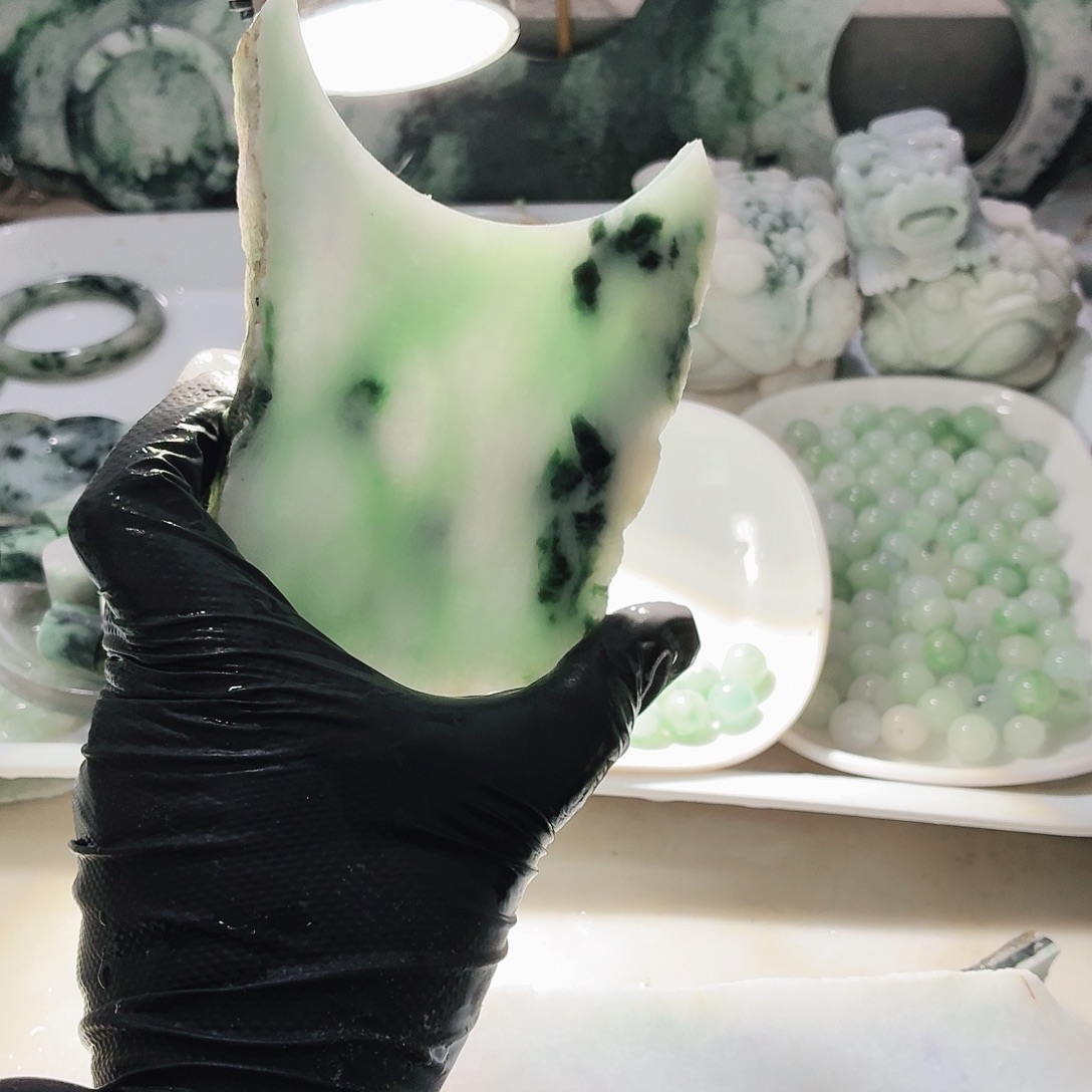 翡翠未镶嵌颈饰边角料