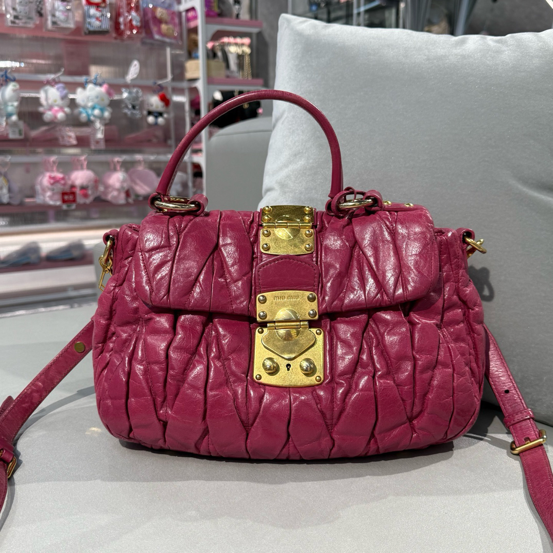 95新 MIU MIU/缪缪 miumiu玫红色油蜡皮褶皱金扣云朵包手提斜挎包