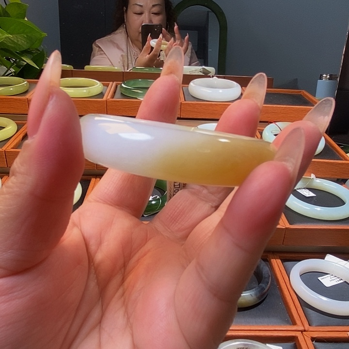和田玉未镶嵌手镯