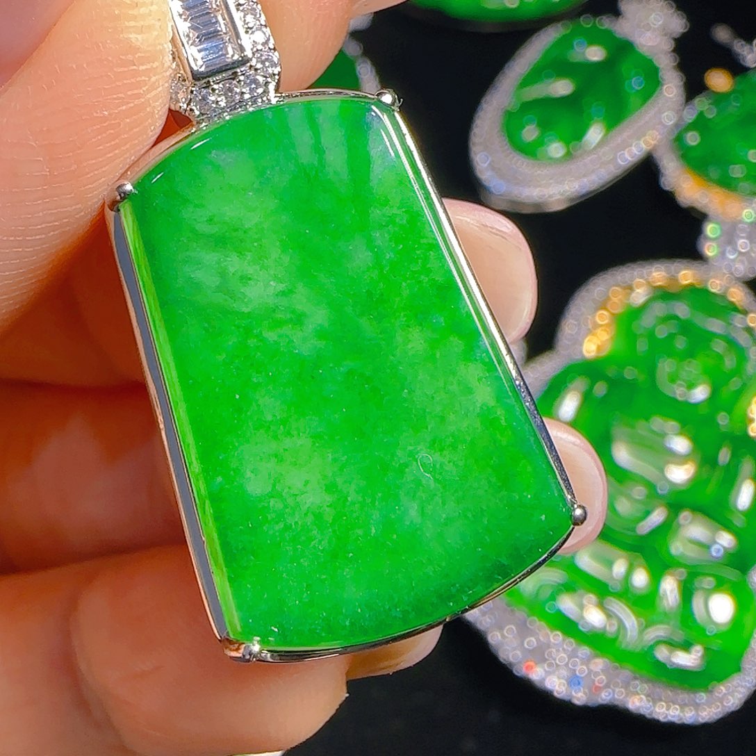 翡翠吊坠(赠链)未镶嵌