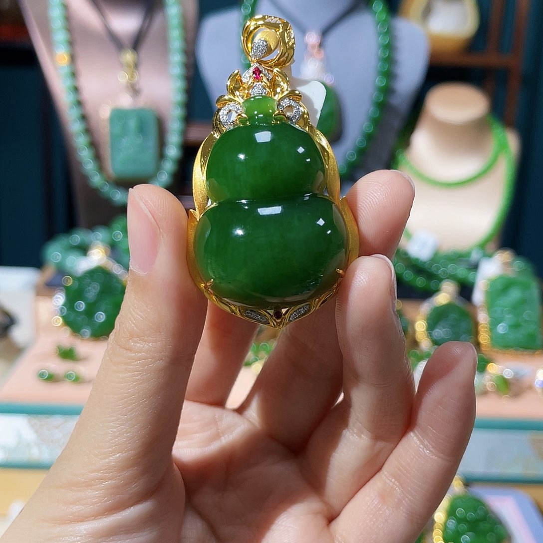 和田玉（碧玉）吊坠（不含链子）18K金镶嵌