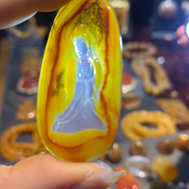 未镶嵌石英质玉（黄龙玉）颈饰