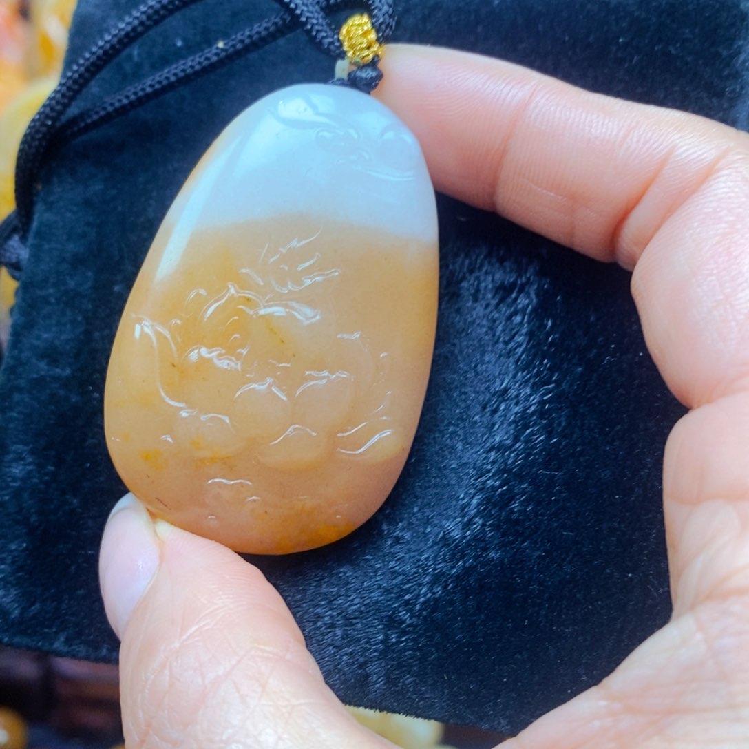 未镶嵌石英质玉（黄龙玉）颈饰