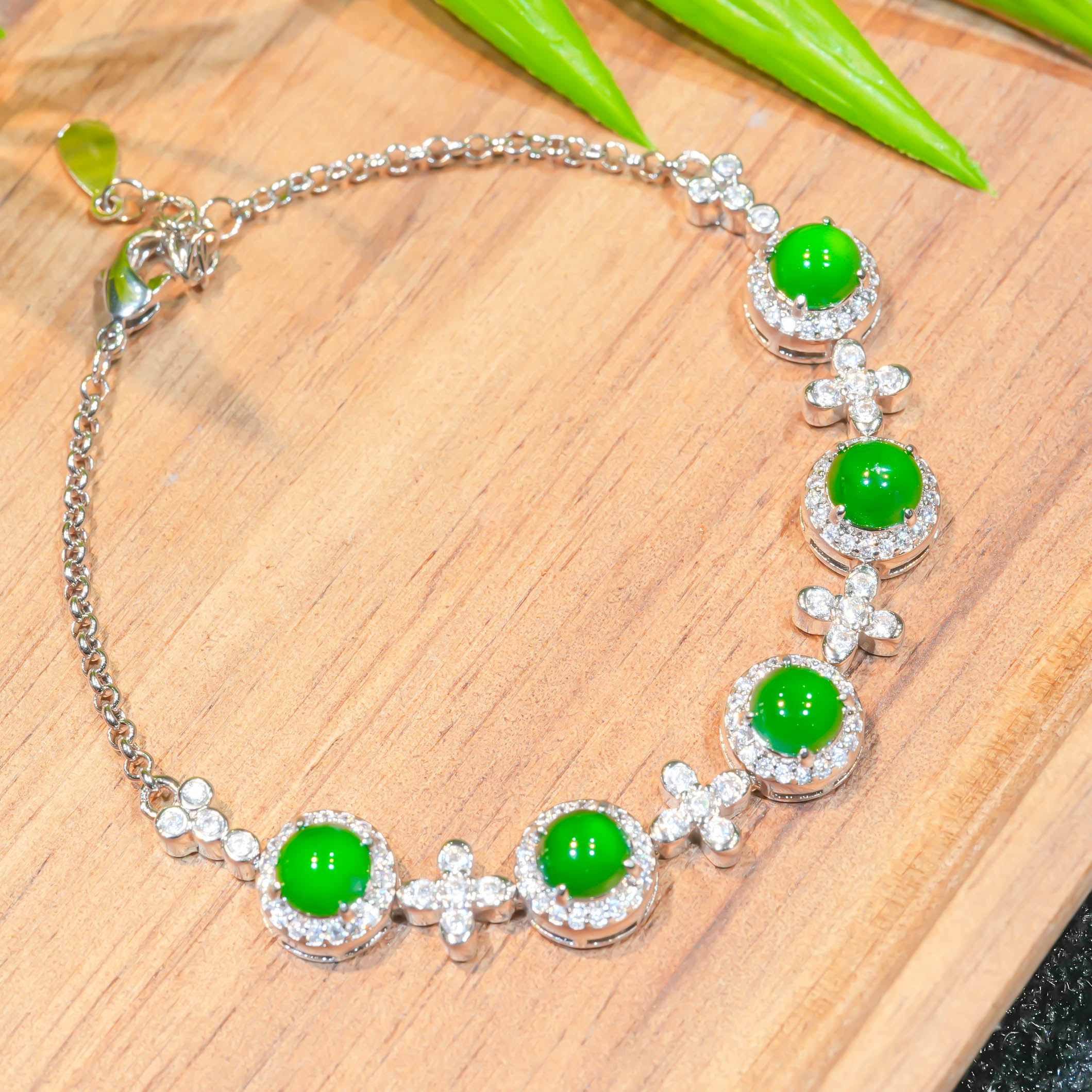 天然A货翡翠蛋面手链多样性发其一时尚气质精致百搭豪镶设计