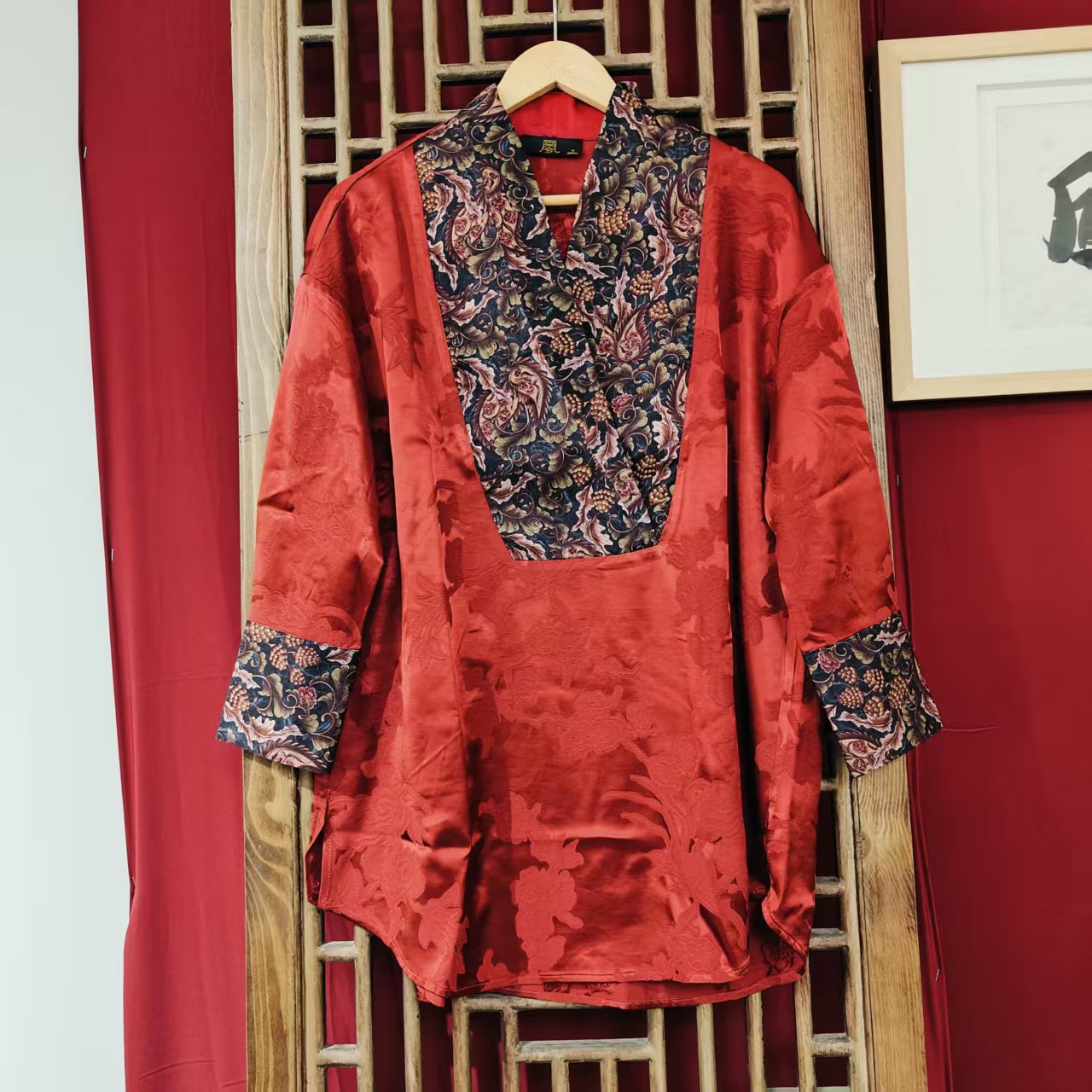 （LS848）凤徕兮私人定制红底暗纹花V领拼接上衣国风
