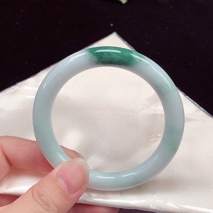 翡翠手镯未镶嵌翡翠