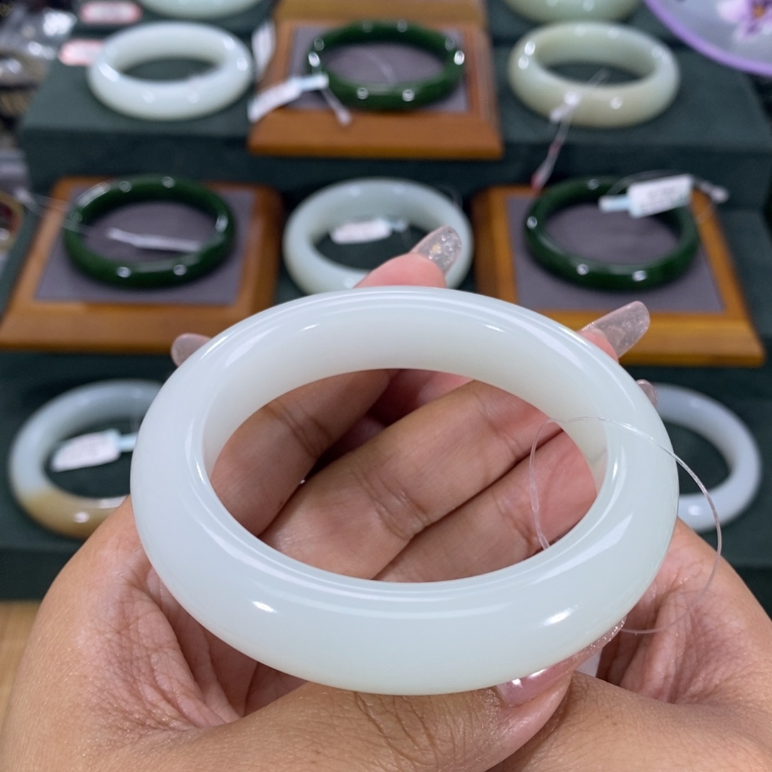 和田玉手镯未镶嵌