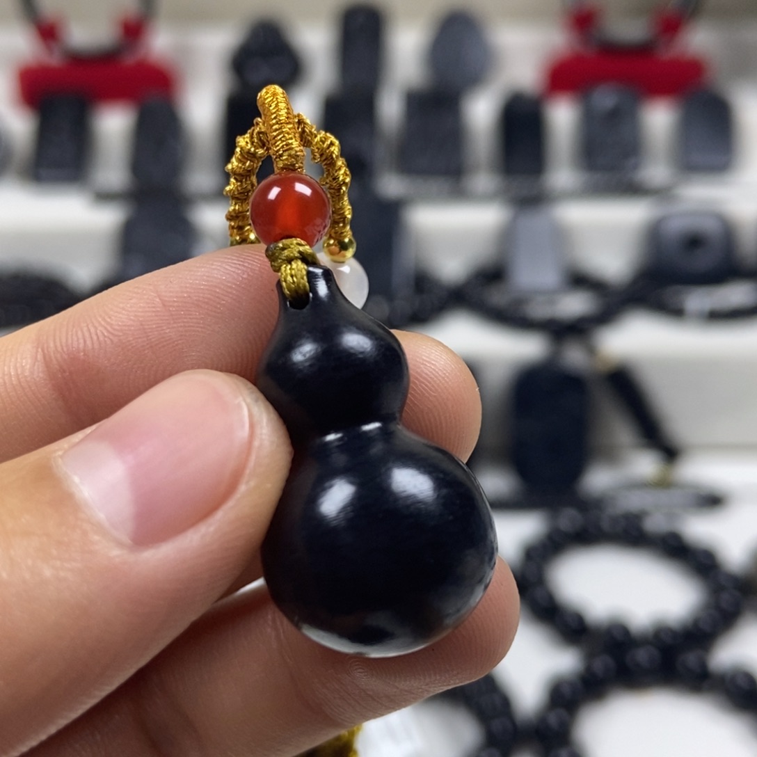 和田玉（墨玉）未镶嵌颈饰葫芦