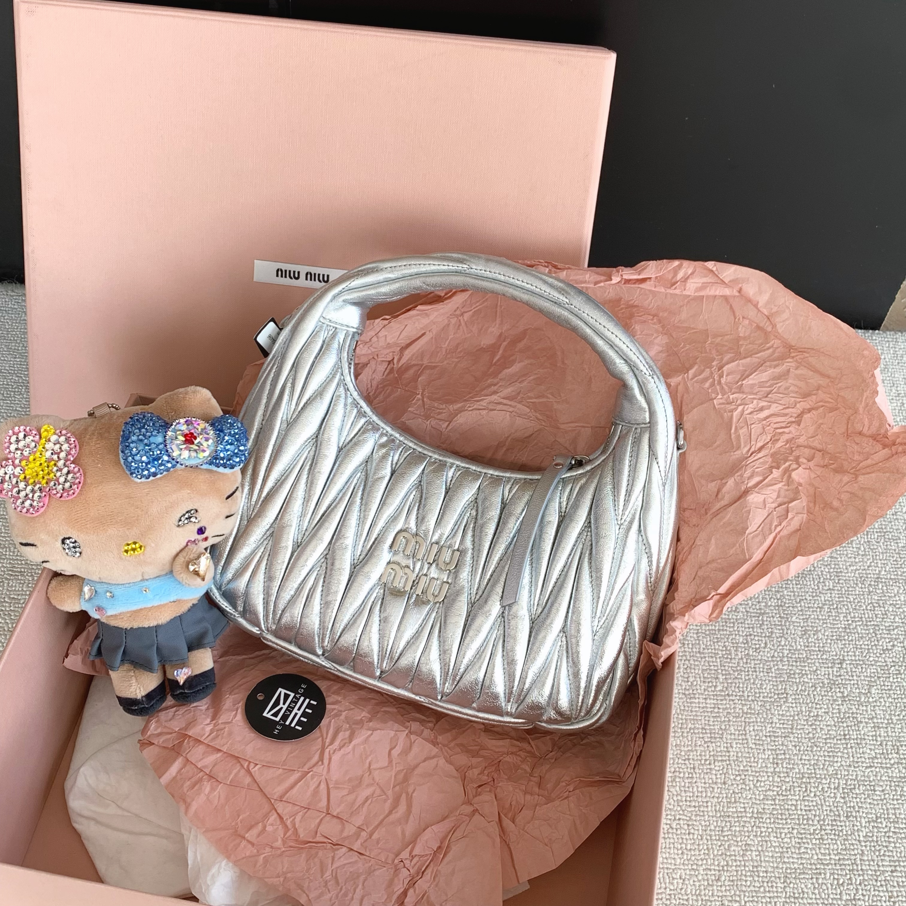 95新 MIU MIU/缪缪 银色小号褶皱hobo包 18854486