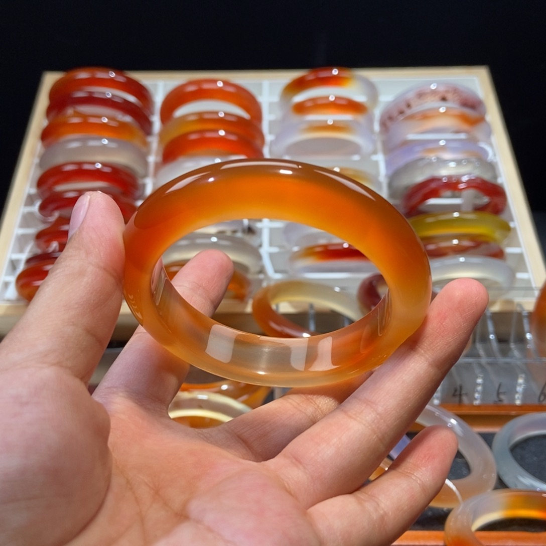 时***人玛瑙/玉髓手镯未镶嵌