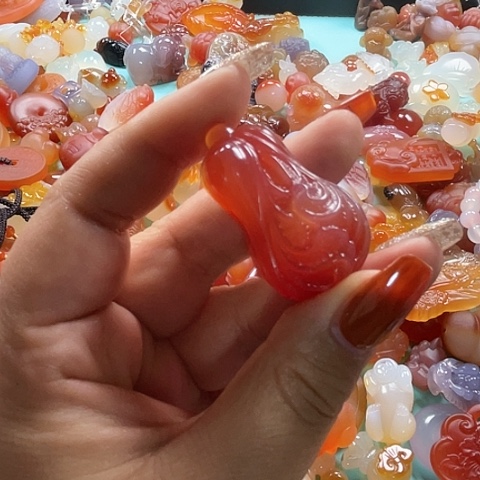 未镶嵌颈饰玛瑙/玉髓樊*