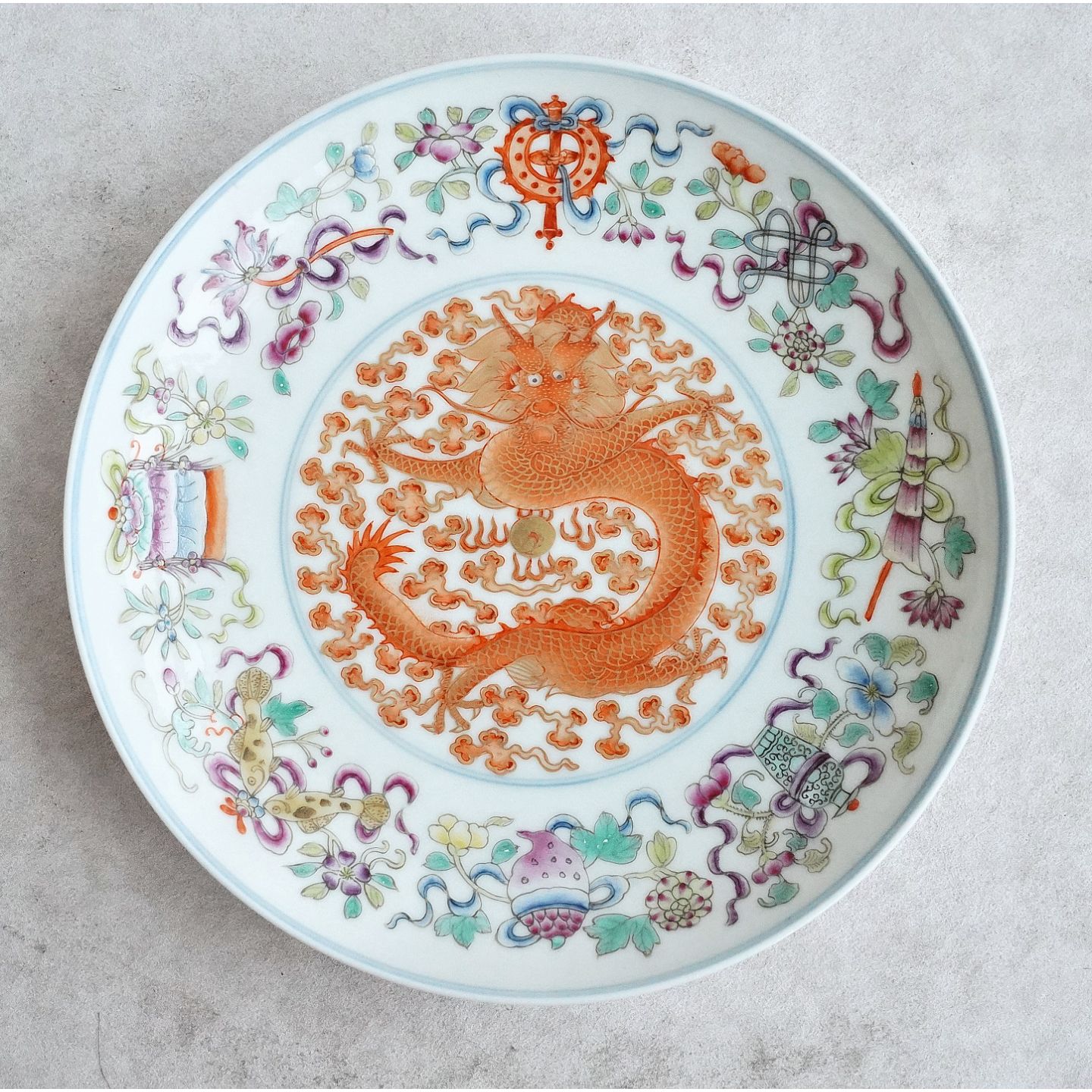 文华藏珍第384期拍品 14 清代 粉彩八宝矾红龙纹盘