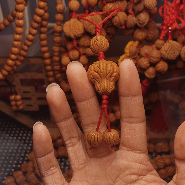 木质类龙纹桃枭挂件