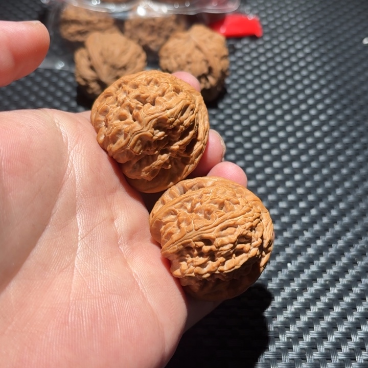 文玩核桃吊坠白狮子