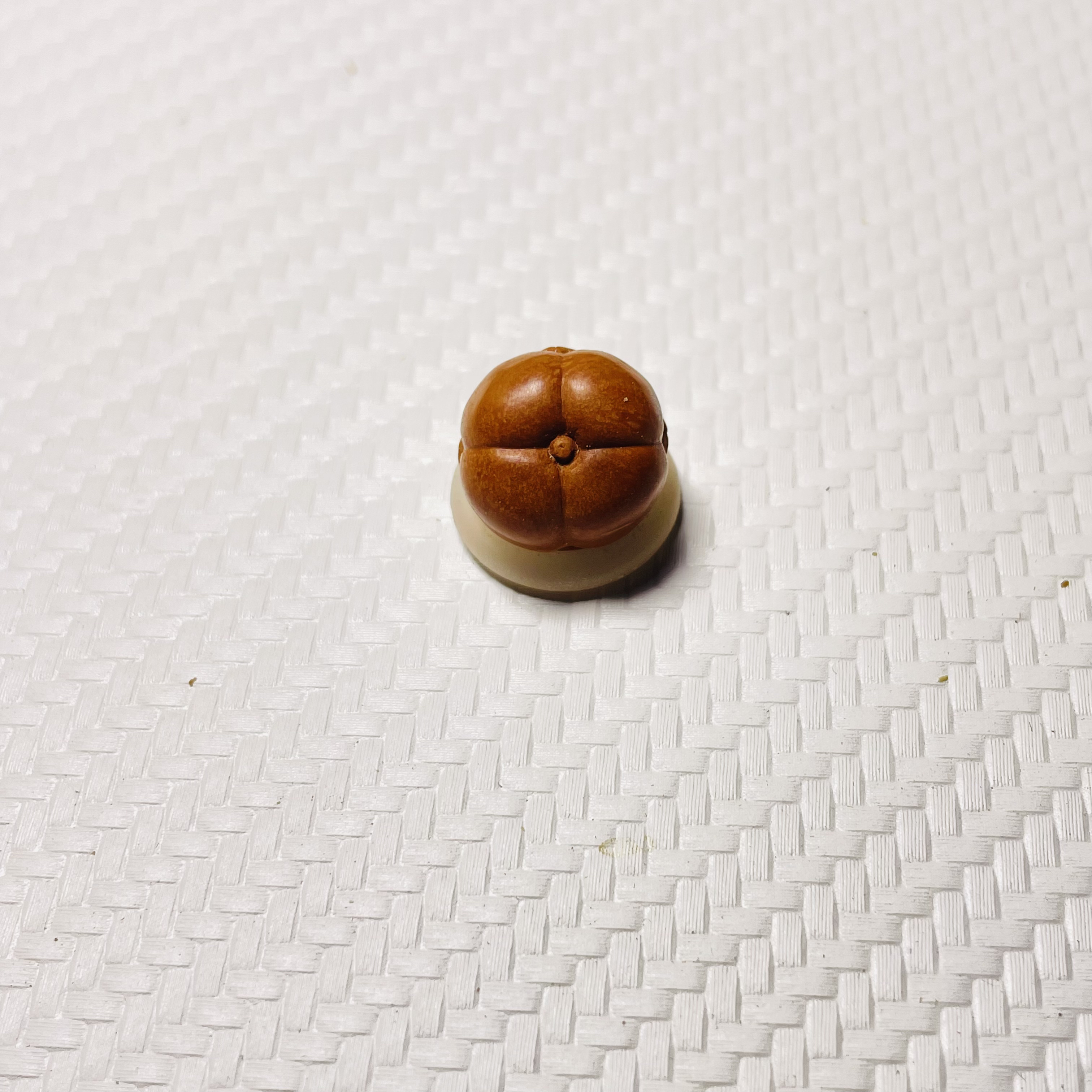 龙纹桃核手工雕刻，柿柿如意。