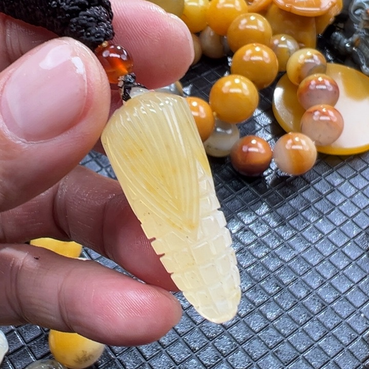 石英质玉（黄龙玉）颈饰未镶嵌