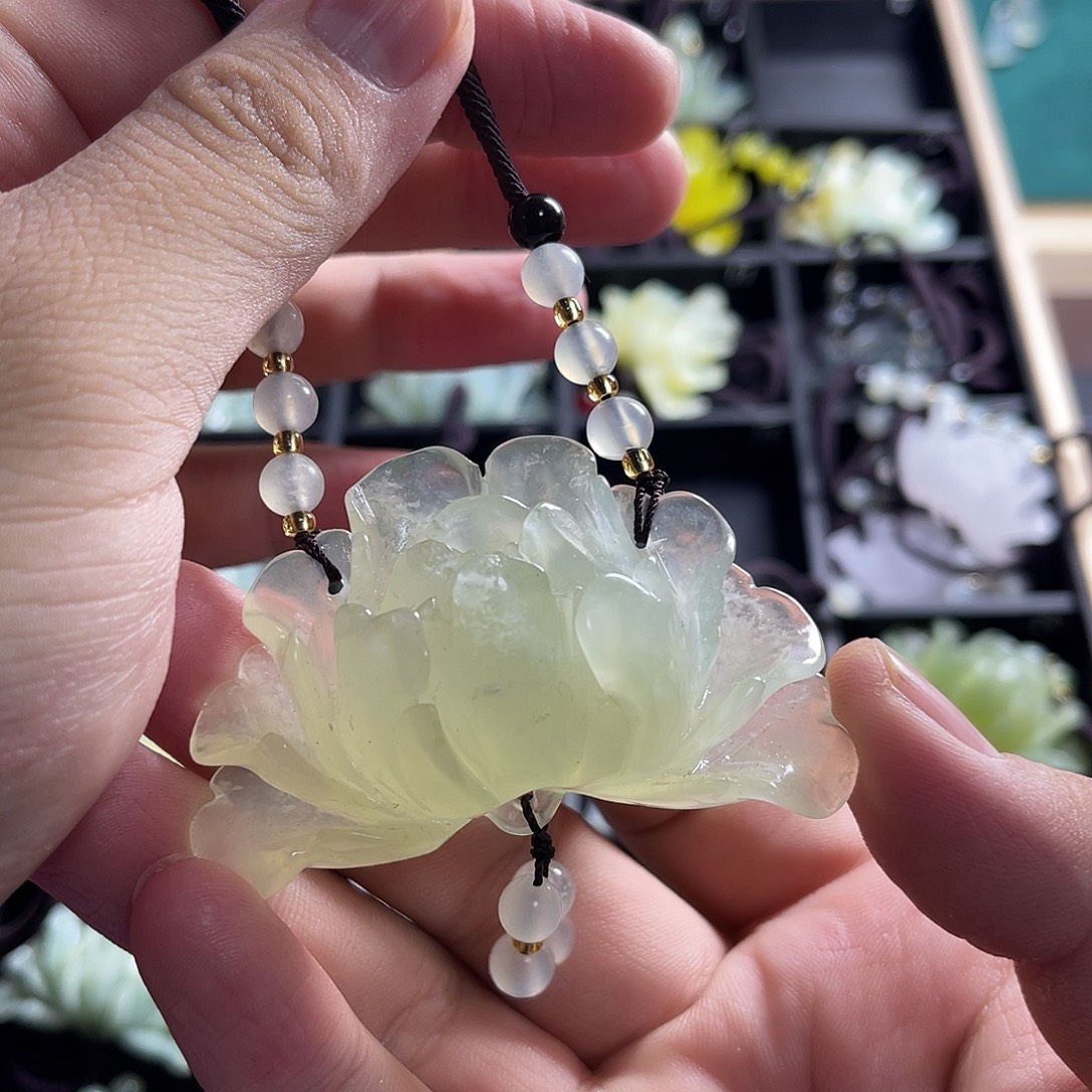 蛇纹石玉未镶嵌颈饰