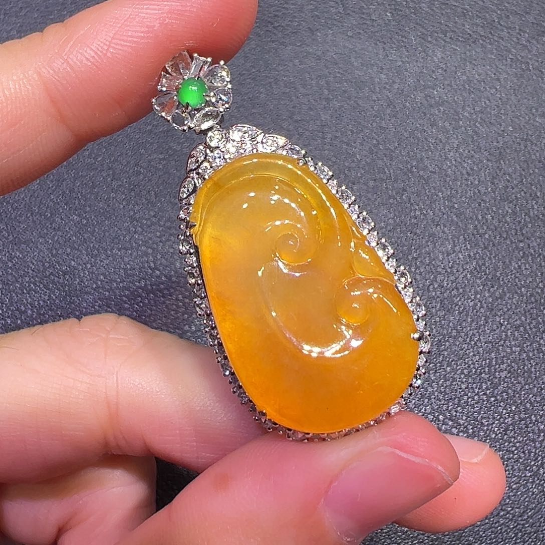 翡翠18K金镶嵌颈饰