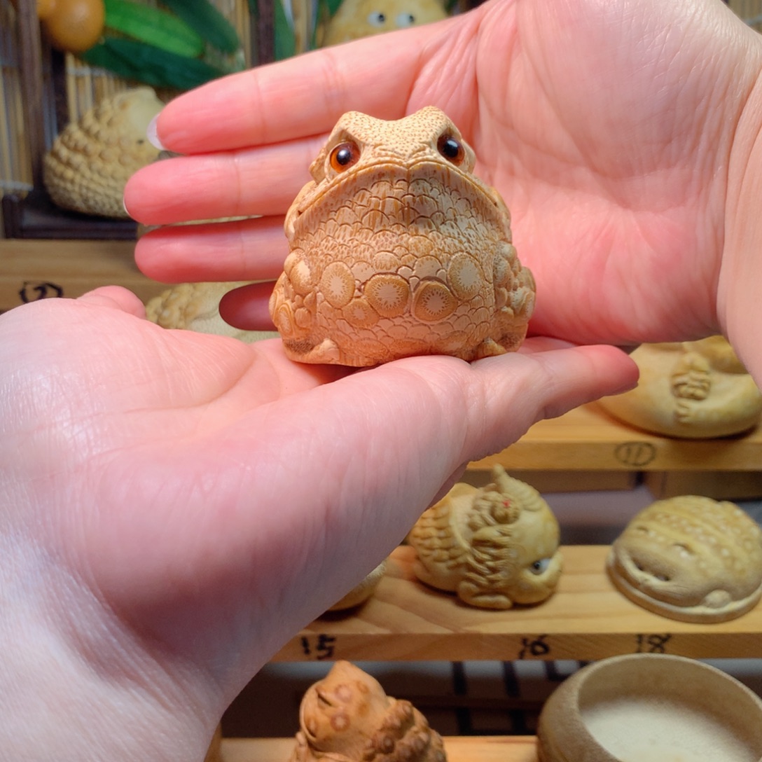 q***青香榧木精工苦竹鹰嘴金蟾手把件