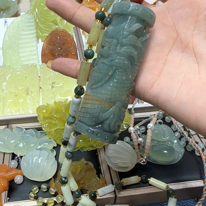 未镶嵌蛇纹石玉吊坠程**业