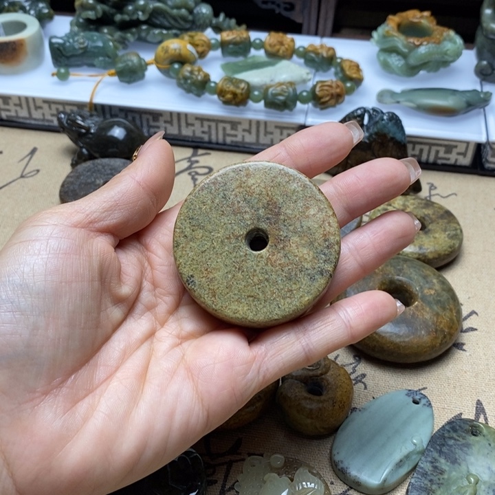 透闪石质玉挂件未镶嵌