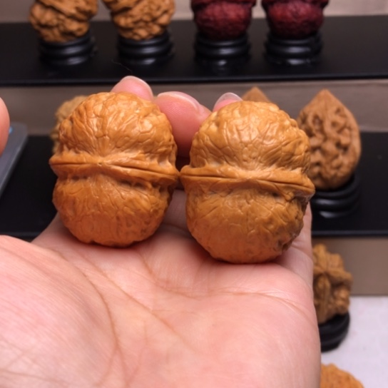 文玩核桃把件粗筋玉罗汉1