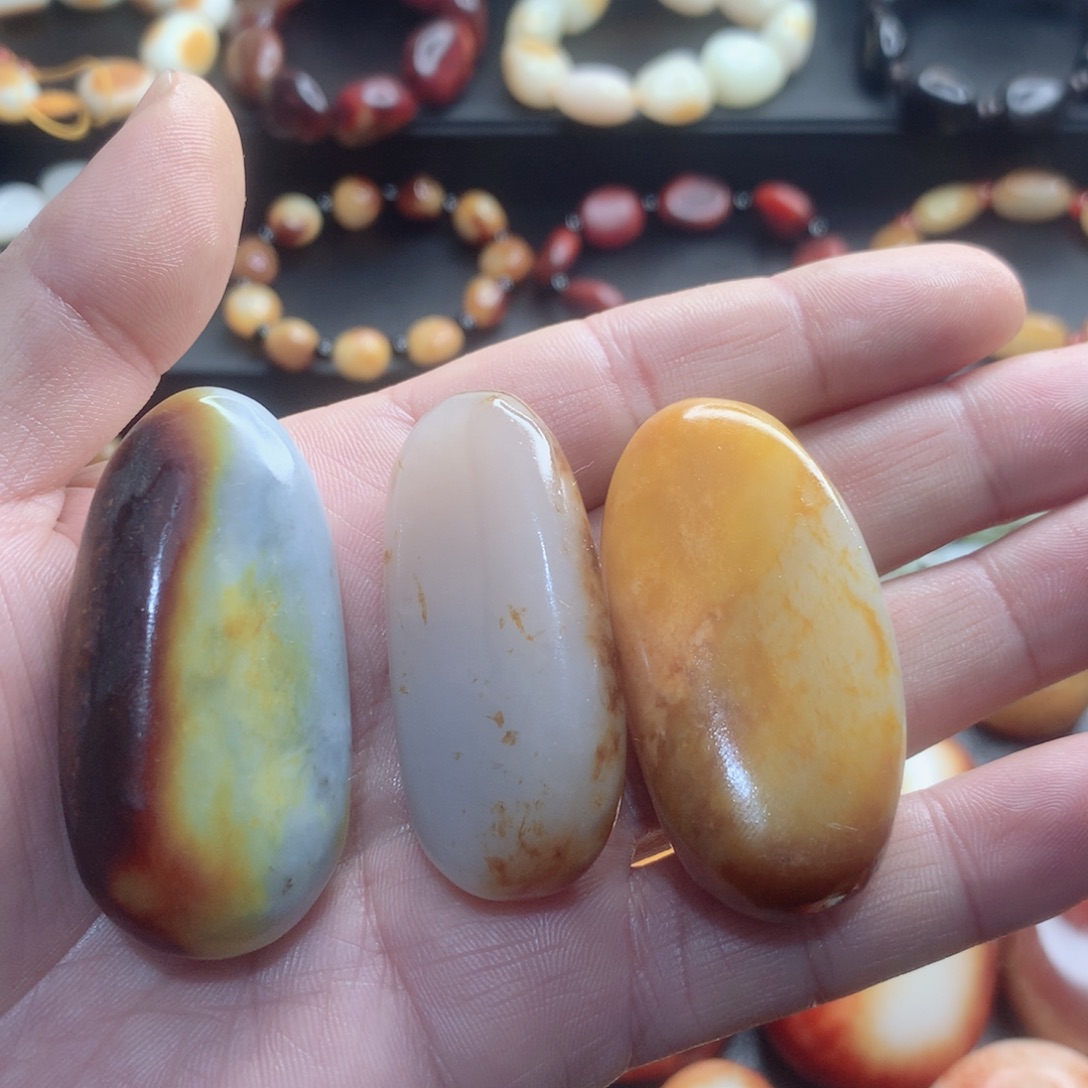 汪***芳和田玉未镶嵌颈饰