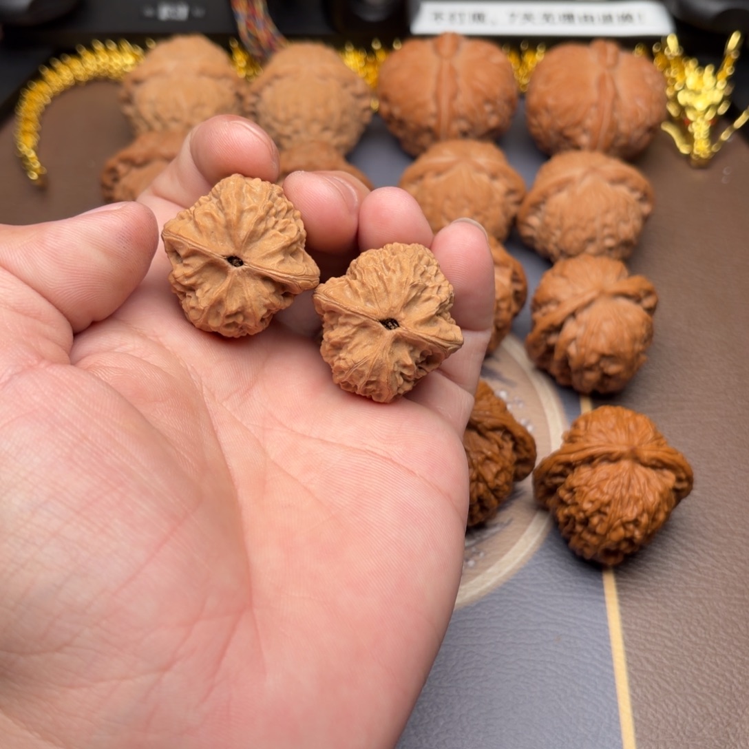 文玩核桃把件红桃A狮子头