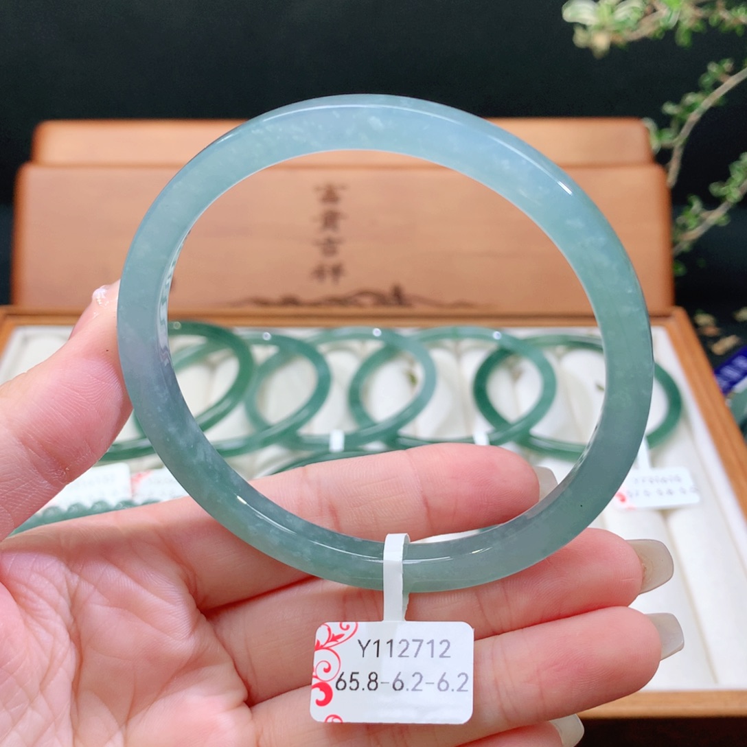 翡翠手镯未镶嵌天然