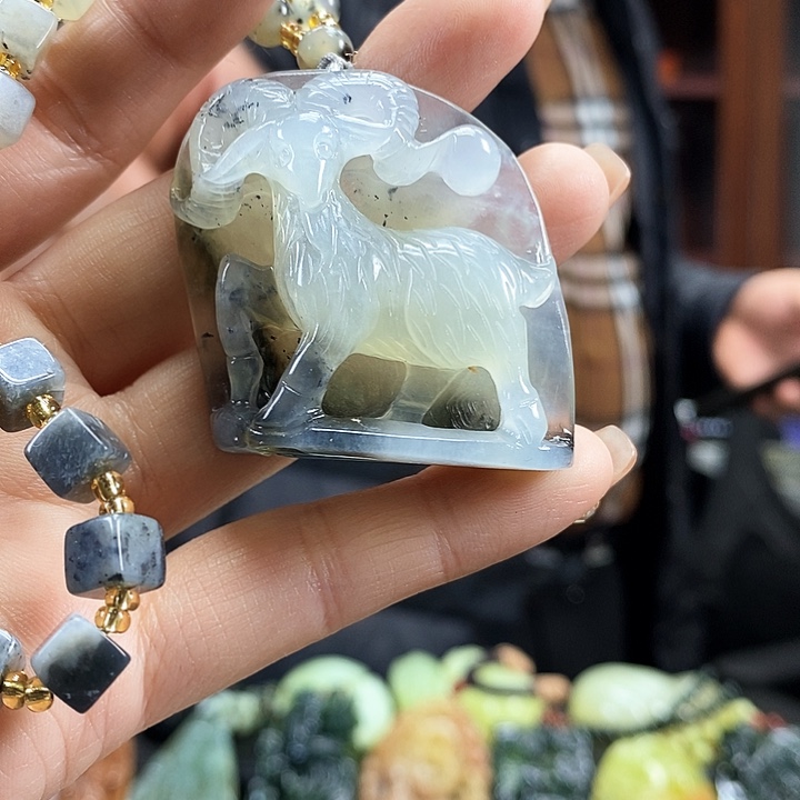 蛇纹石玉吊坠未镶嵌