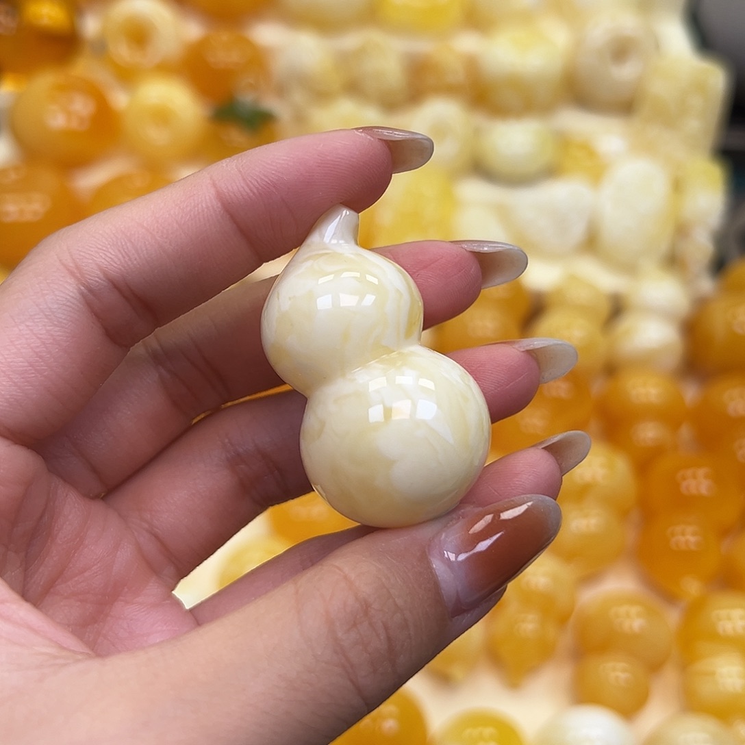 草***子琥珀未镶嵌颈饰蜜蜡