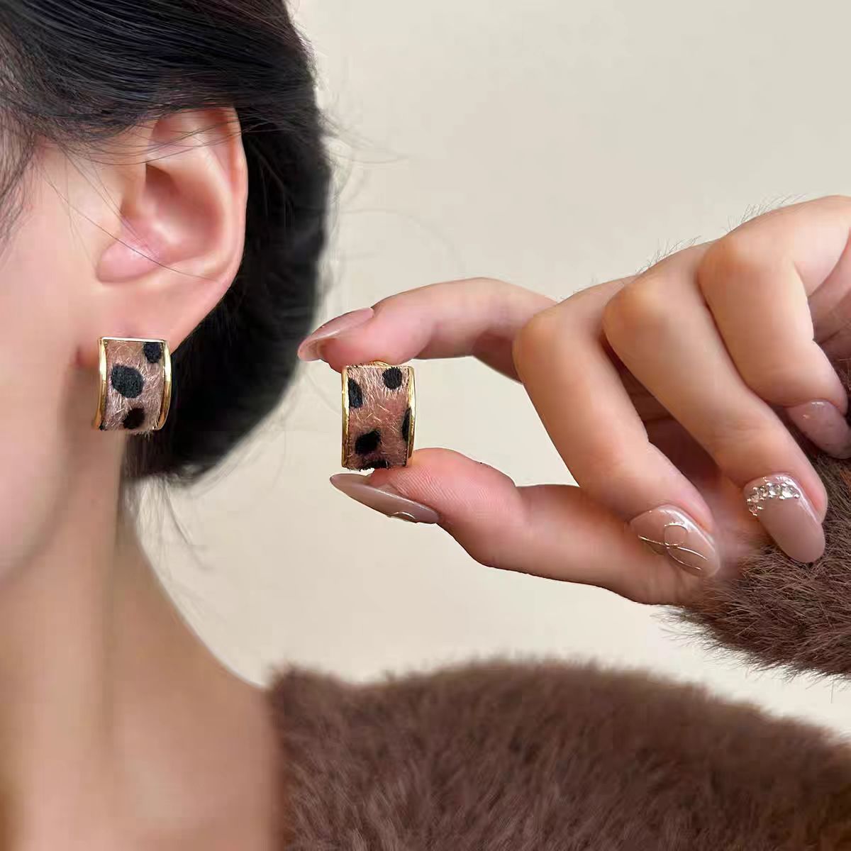 铜合金耳饰 【N82】2025爆款气质轻奢百搭简约精致网红设计师耳环