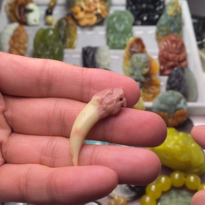 蛇纹石玉未镶嵌颈饰