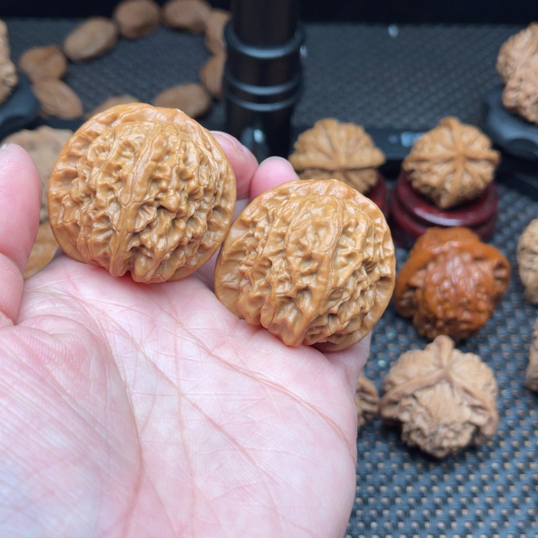 文玩核桃吊坠44肚子牡丹纹