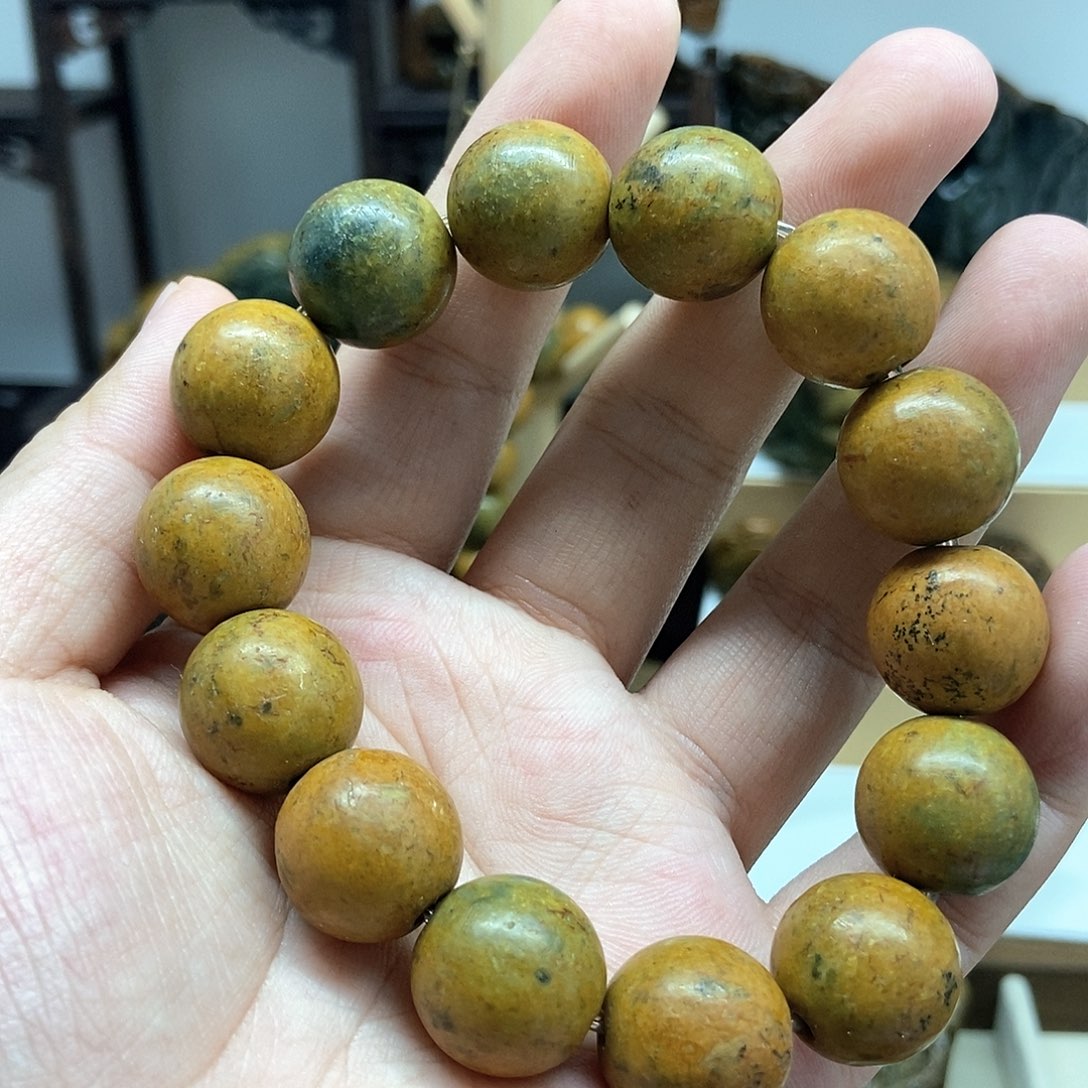 岫岩河磨玉（透闪石质玉）手串未镶嵌一****斤