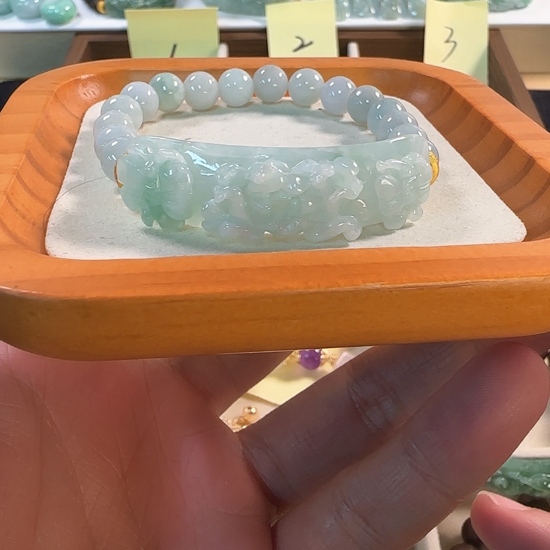 翡翠未镶嵌颈饰手牌