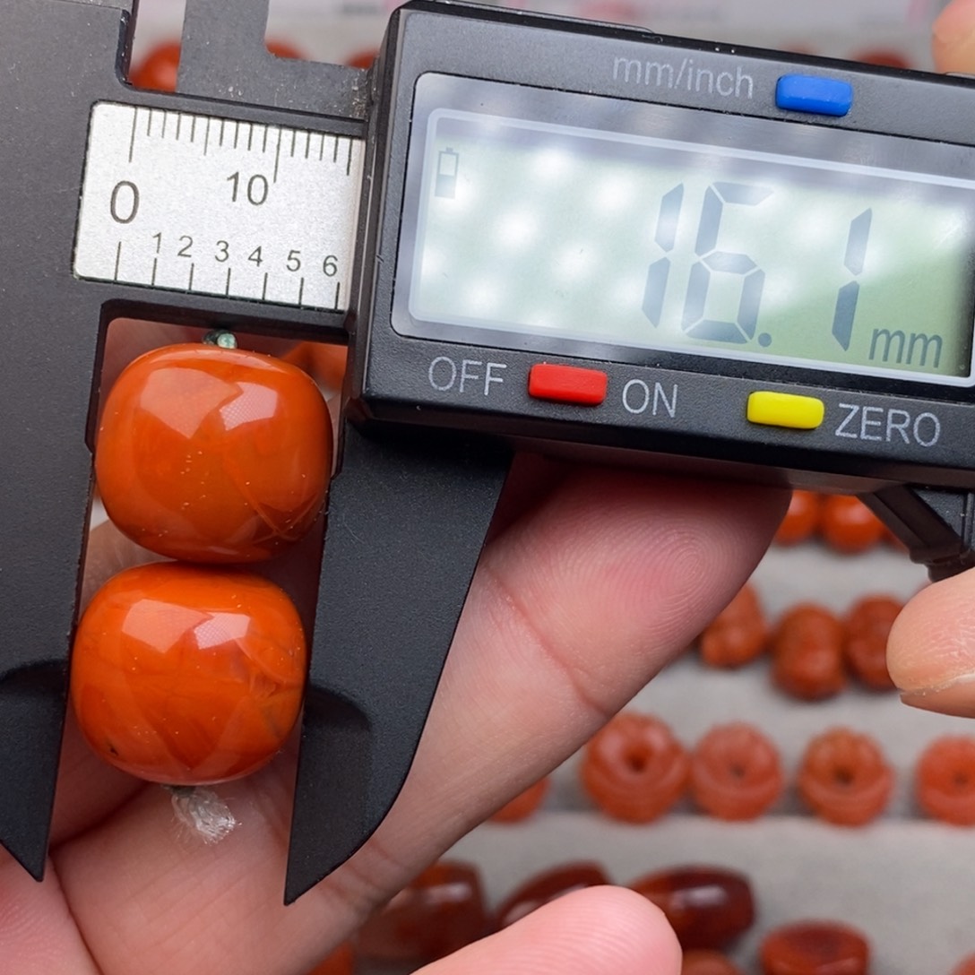 南红玛瑙配饰未镶嵌阿*?有瑕疵