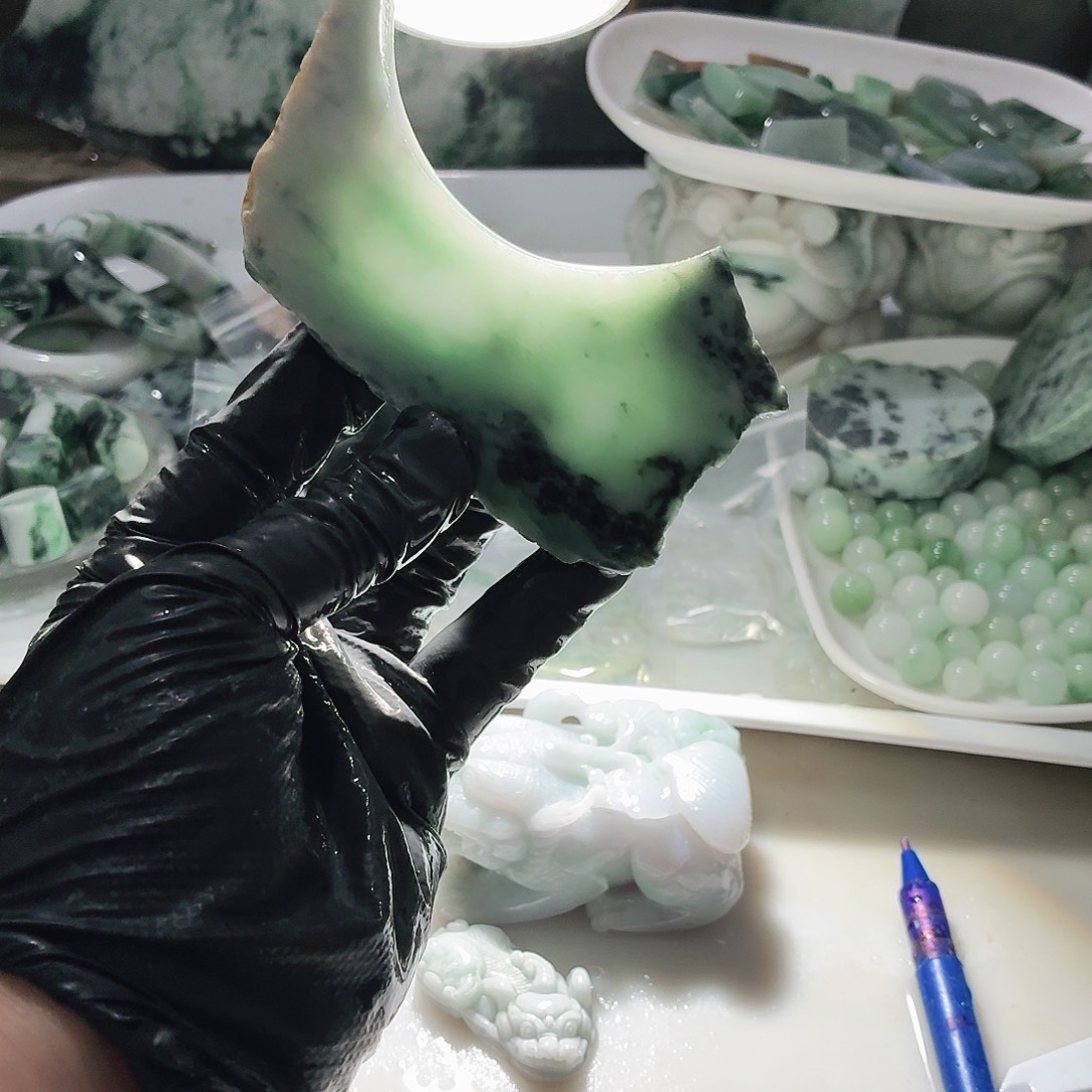 翡翠未镶嵌颈饰边角料