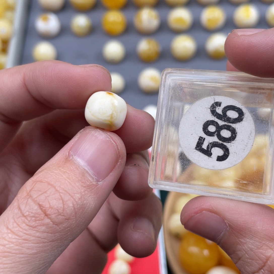 蜜蜡珠宝奇石未镶嵌