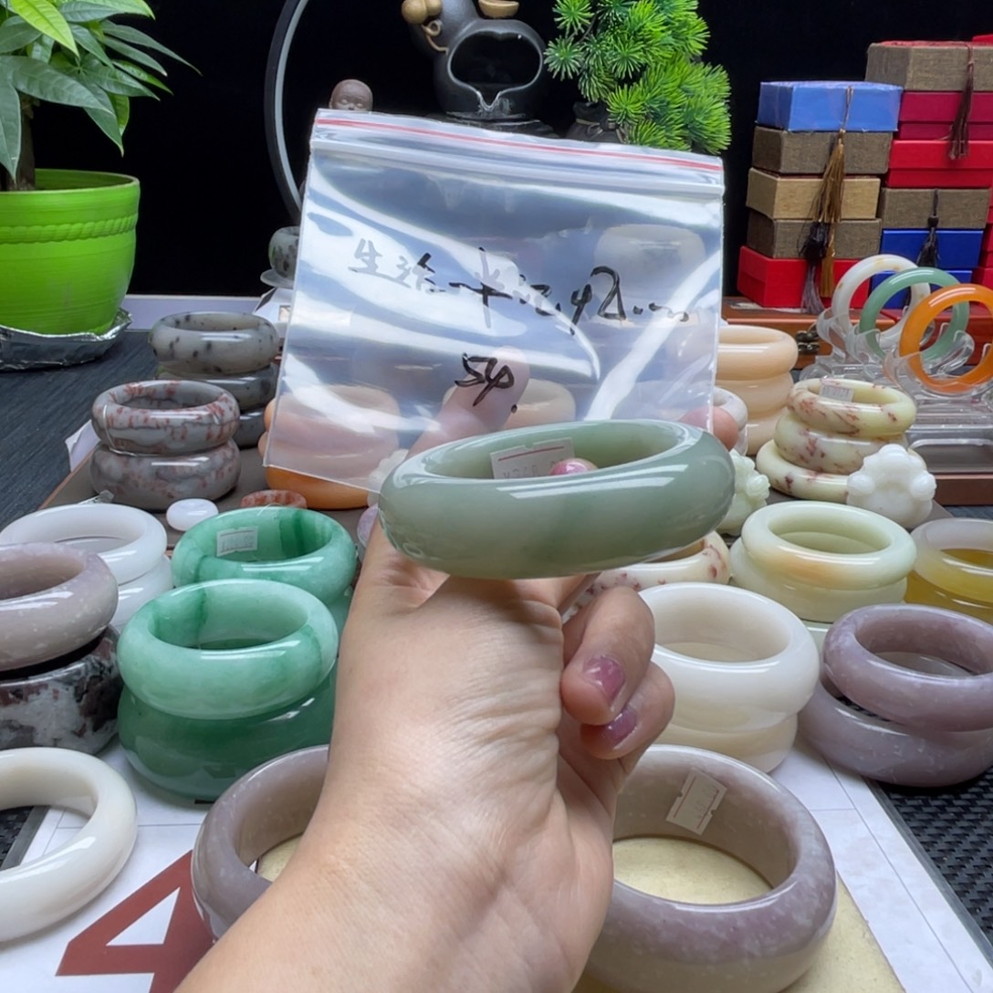 生***续石英岩玉未镶嵌手镯