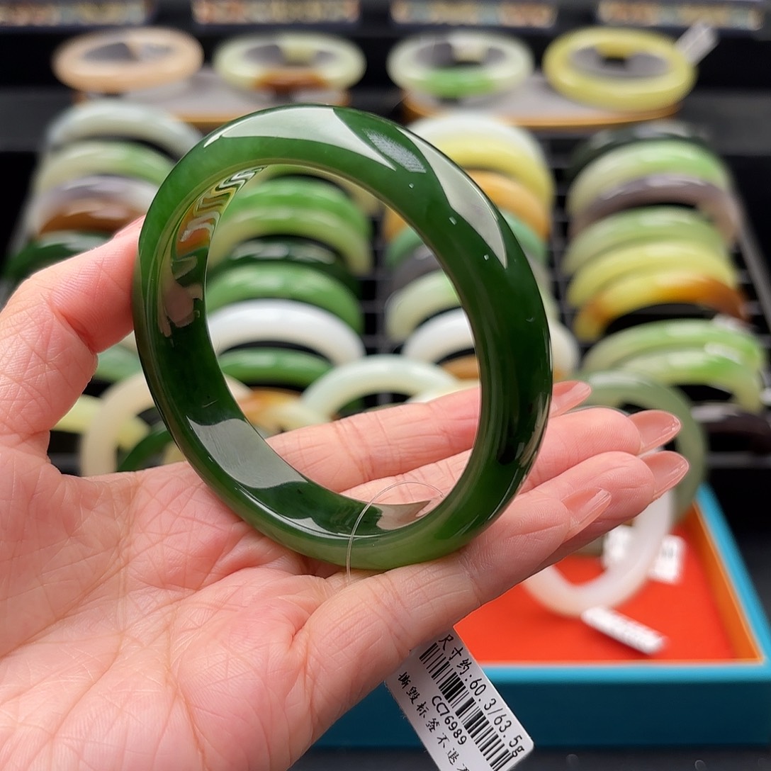 和田玉未镶嵌手镯大圈辣阳绿60.3