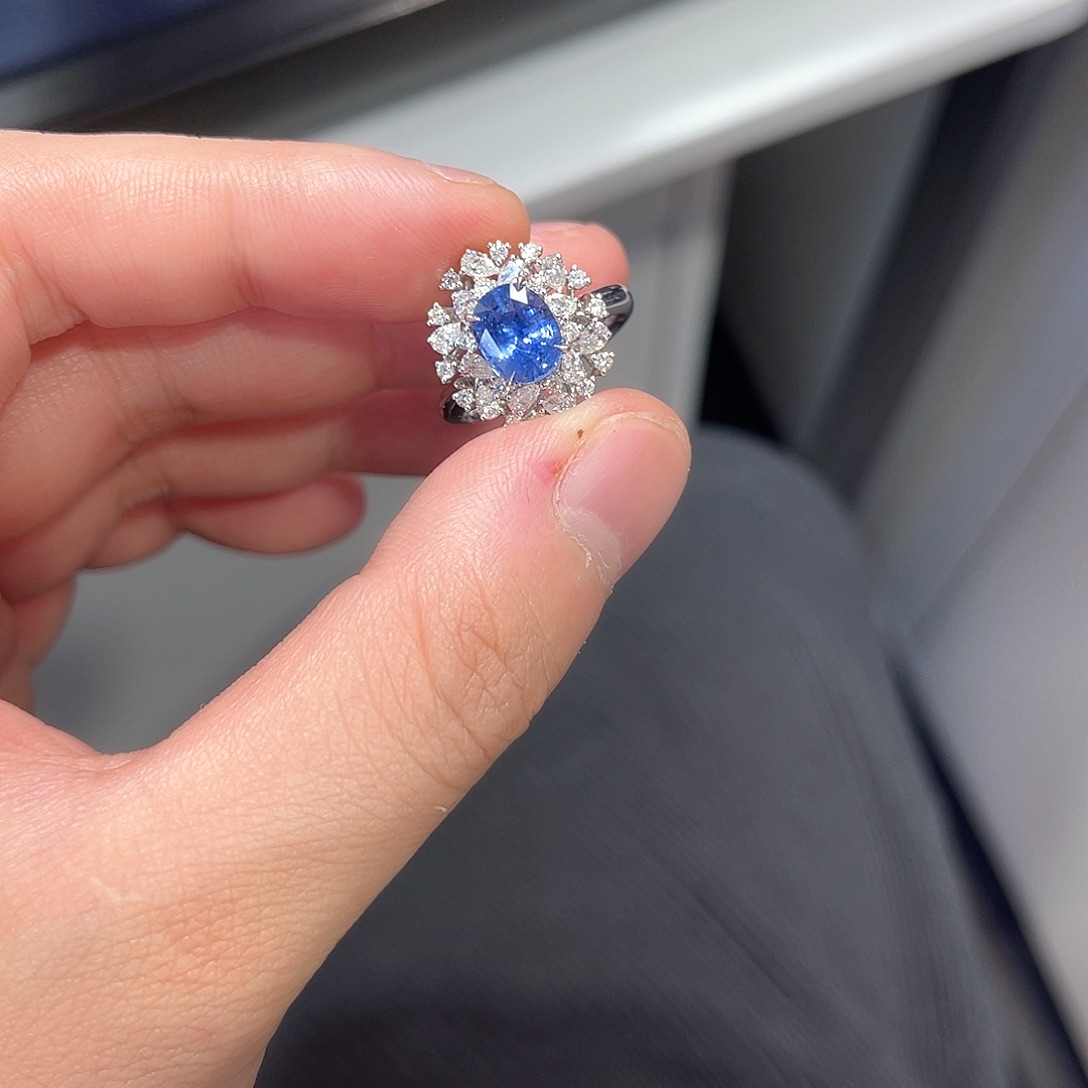 蓝宝石戒指18K金镶嵌