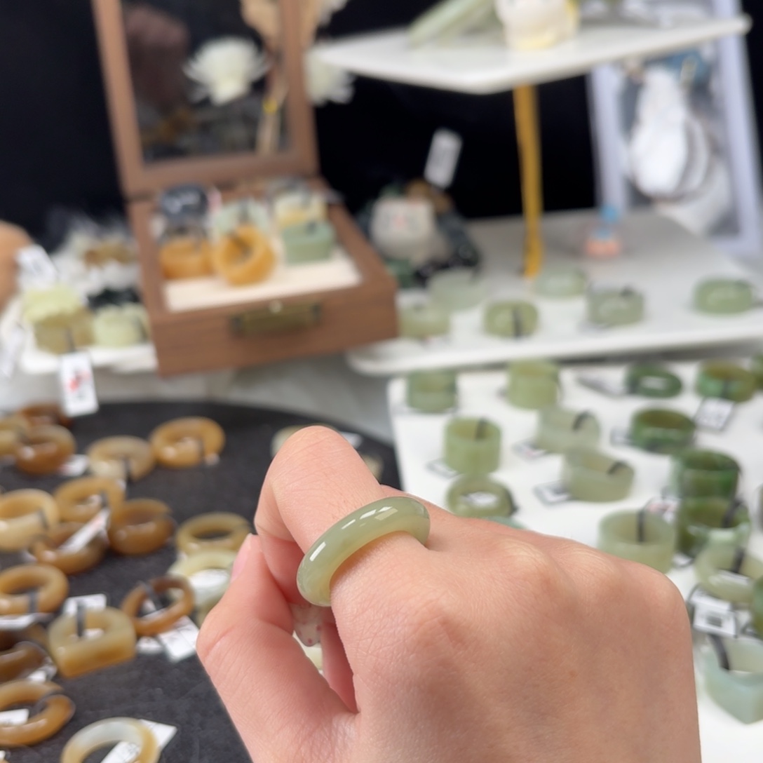 和田玉未镶嵌戒指o100嫩绿圆条16.5